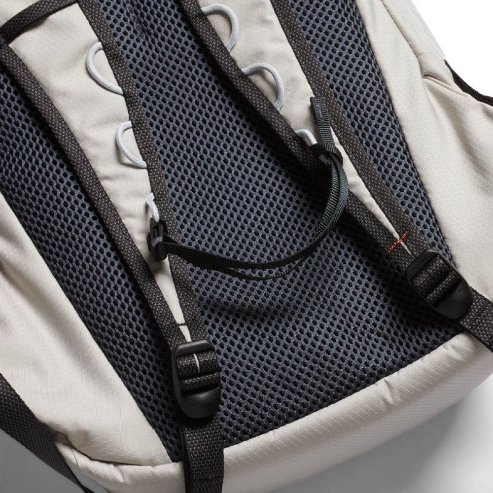 Bellroy Lite Daypack in Chalk – Getoutside Shoes