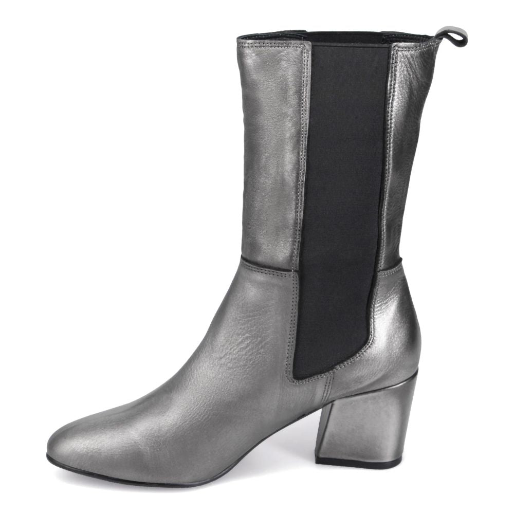 Bueno Women&#39;s Sienna Heeled Chelsea Boot in Pewter Metallic